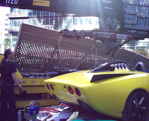 Transport Rennwagen ins Filmhaus im Sony Center