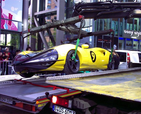 Transport Rennwagen ins Filmhaus im Sony Center