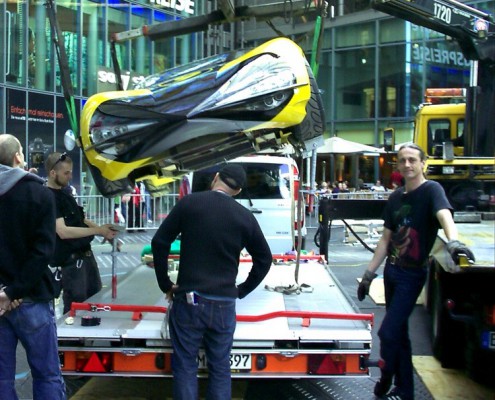 Transport Rennwagen ins Filmhaus im Sony Center