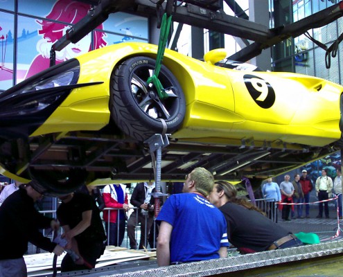 Transport Rennwagen ins Filmhaus im Sony Center