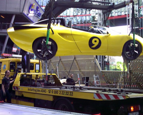 Transport Rennwagen ins Filmhaus im Sony Center