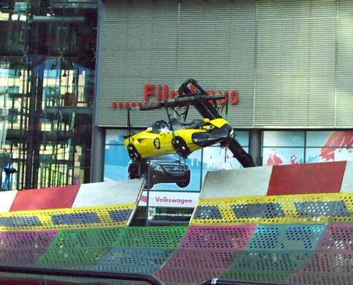 Transport Rennwagen ins Filmhaus im Sony Center