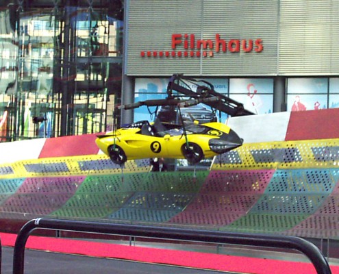 Transport Rennwagen ins Filmhaus im Sony Center