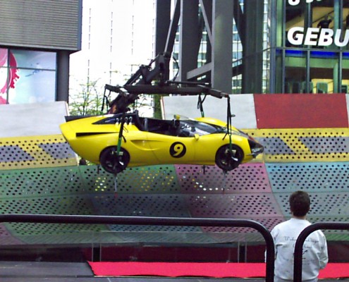 Transport Rennwagen ins Filmhaus im Sony Center