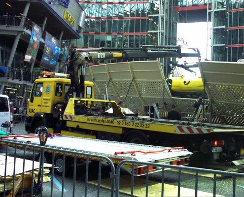 Transport Rennwagen ins Filmhaus im Sony Center