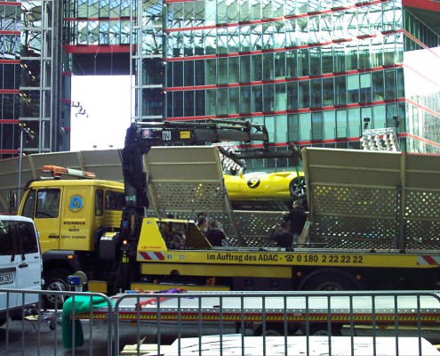 Transport Rennwagen ins Filmhaus im Sony Center