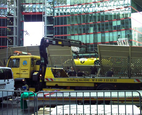 Transport Rennwagen ins Filmhaus im Sony Center
