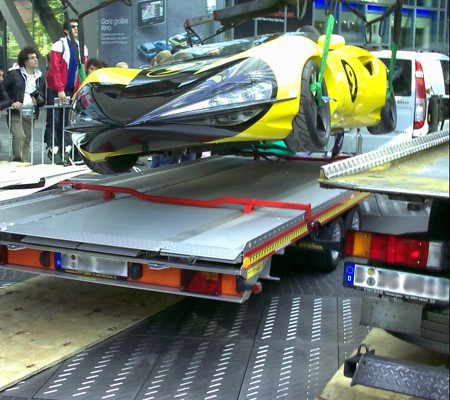 Transport Rennwagen ins Filmhaus im Sony Center