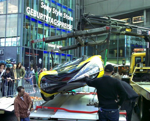 Transport Rennwagen ins Filmhaus im Sony Center