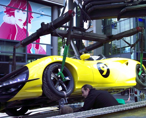 Transport Rennwagen ins Filmhaus im Sony Center