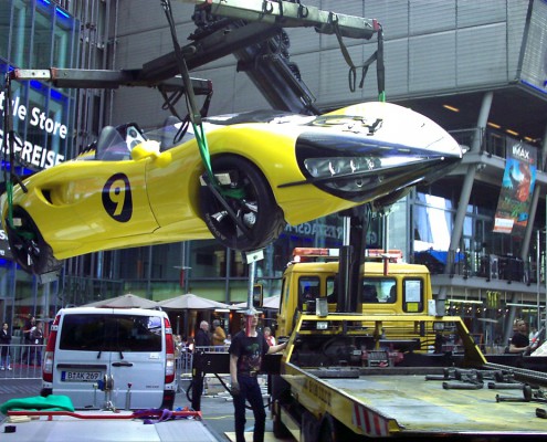 Transport Rennwagen ins Filmhaus im Sony Center