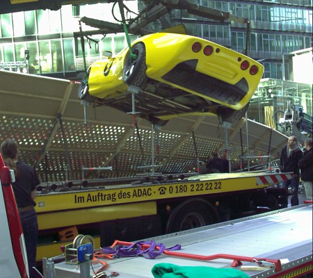 Transport Rennwagen ins Filmhaus im Sony Center