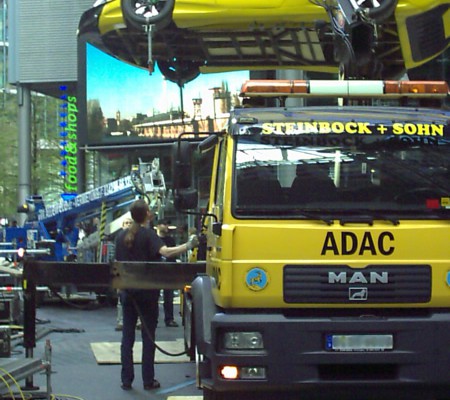 Transport Rennwagen ins Filmhaus im Sony Center