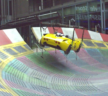 Transport Rennwagen ins Filmhaus im Sony Center